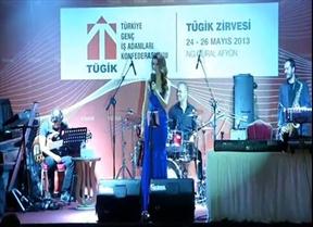 TÜGİK Zirvesinin Gala Gecesinde Ayça Varlıer, eğlenceli dakikalar geçirdi. (25 Mayıs 2013)